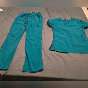 Koi Lite Scrub Set